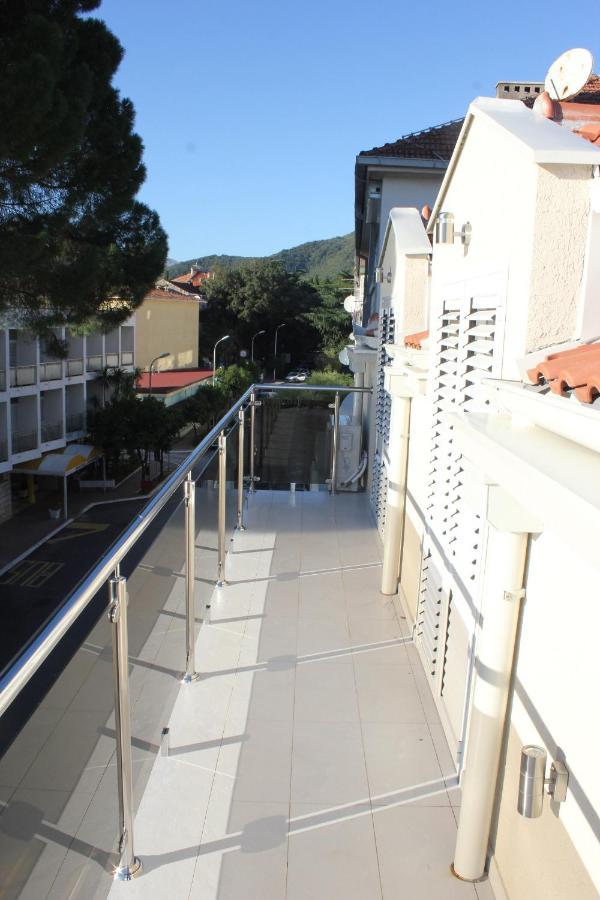 Ferienwohnung Penthouse By The Sea Tivat Exterior foto