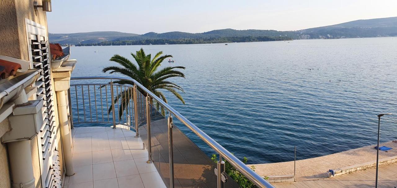 Ferienwohnung Penthouse By The Sea Tivat Exterior foto