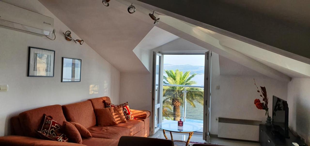 Ferienwohnung Penthouse By The Sea Tivat Exterior foto